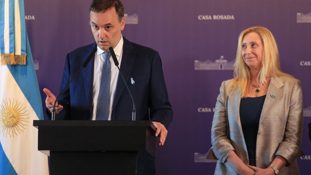 Javier Milei echó al secretario de Prensa y Karina y Adorni festejan la decisión.