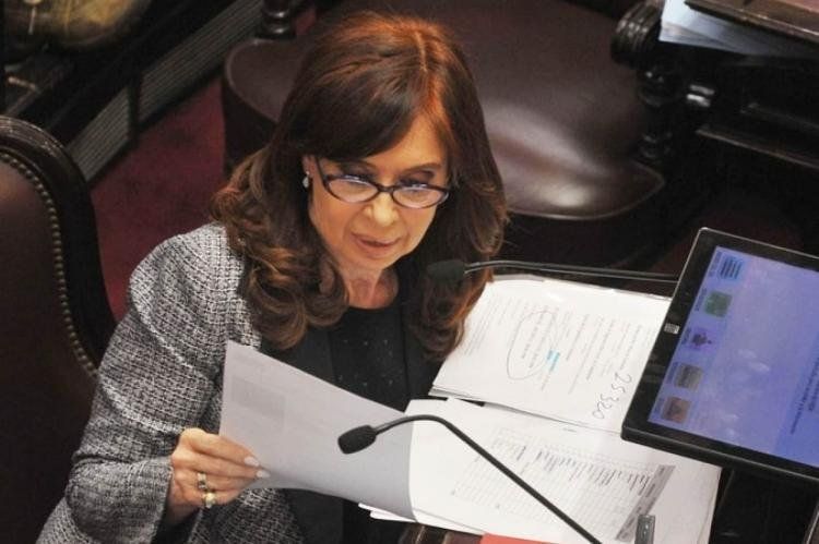 cristina_leyendo.jpg