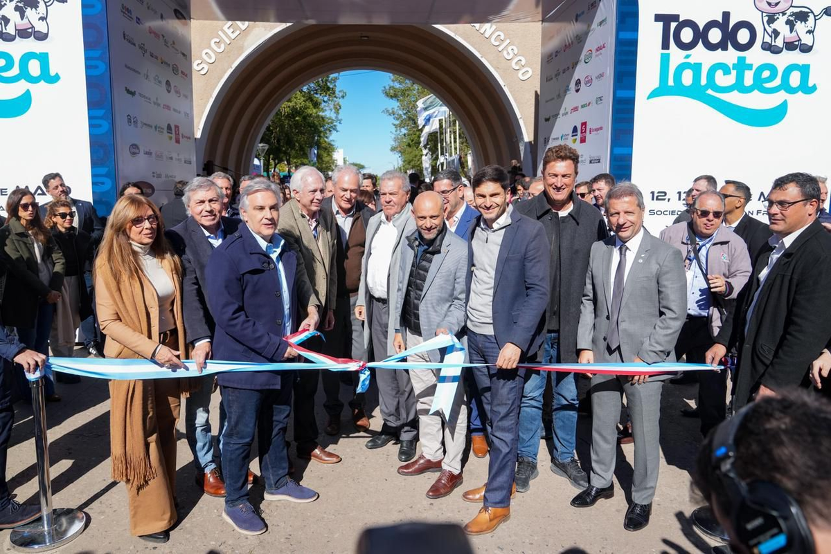 Maximiliano Pullaro participó junto a su par de Córdoba, Martín Llaryora, de la apertura de la muestra en la Sociedad Rural de San Francisco. Maximiliano Pullaro participó junto a su par de Córdoba, Martín Llaryora, de la apertura de la muestra en la Sociedad Rural de San Francisco.