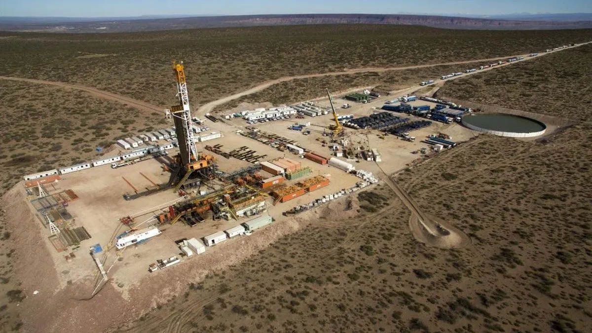 Pan American Energy destacó la función del Gas Natural Licuado (GNL) y el proyecto de alcanzar los 130.000 barriles en Vaca Muerta. Pan American Energy destacó la función del Gas Natural Licuado (GNL) y el proyecto de alcanzar los 130.000 barriles en Vaca Muerta.