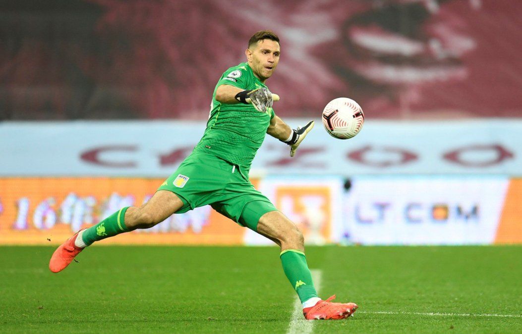 Dibu Martínez y Aston Villa, campeones