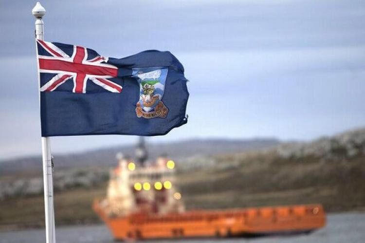 Con la imagen de la bandera kelper en las Falklands (Islas Malvinas) ilustraron los tuits.