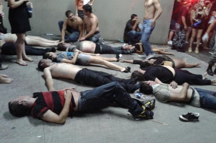 El número exacto de víctimas aún es desconocido. El fuego recién fue controlado a las 5:30, pero a las 7:00 todavía había equipos de rescate trabajando en los escombros.