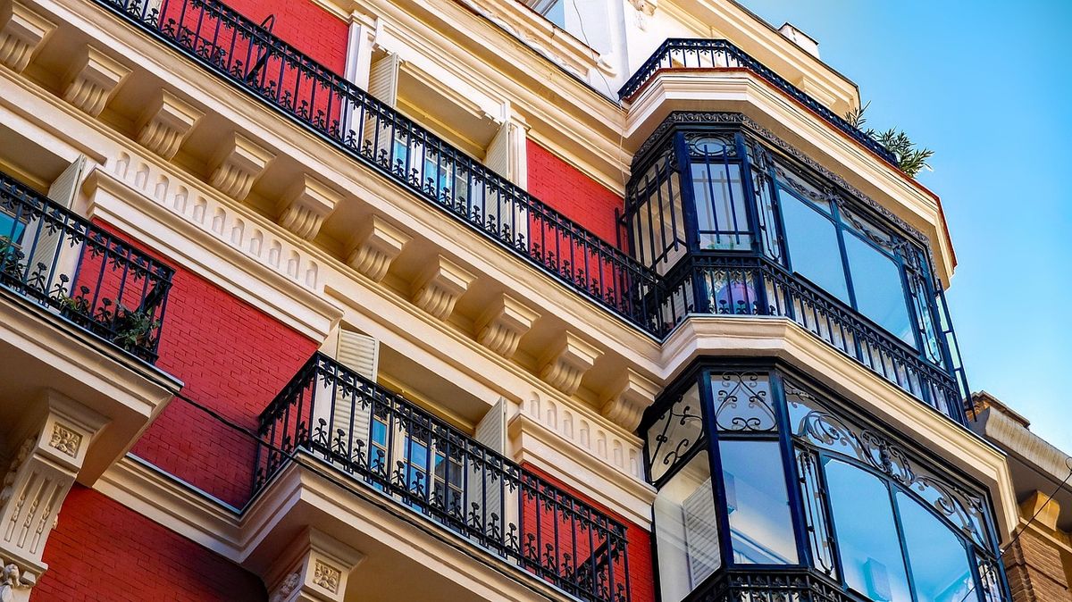 El avance de los pisos turísticos en Madrid no solo presiona los alquileres, también modifica la llegada de nuevos vecinos y el equilibrio cotidiano de los barrios. El avance de los pisos turísticos en Madrid no solo presiona los alquileres, también modifica la llegada de nuevos vecinos y el equilibrio cotidiano de los barrios.
