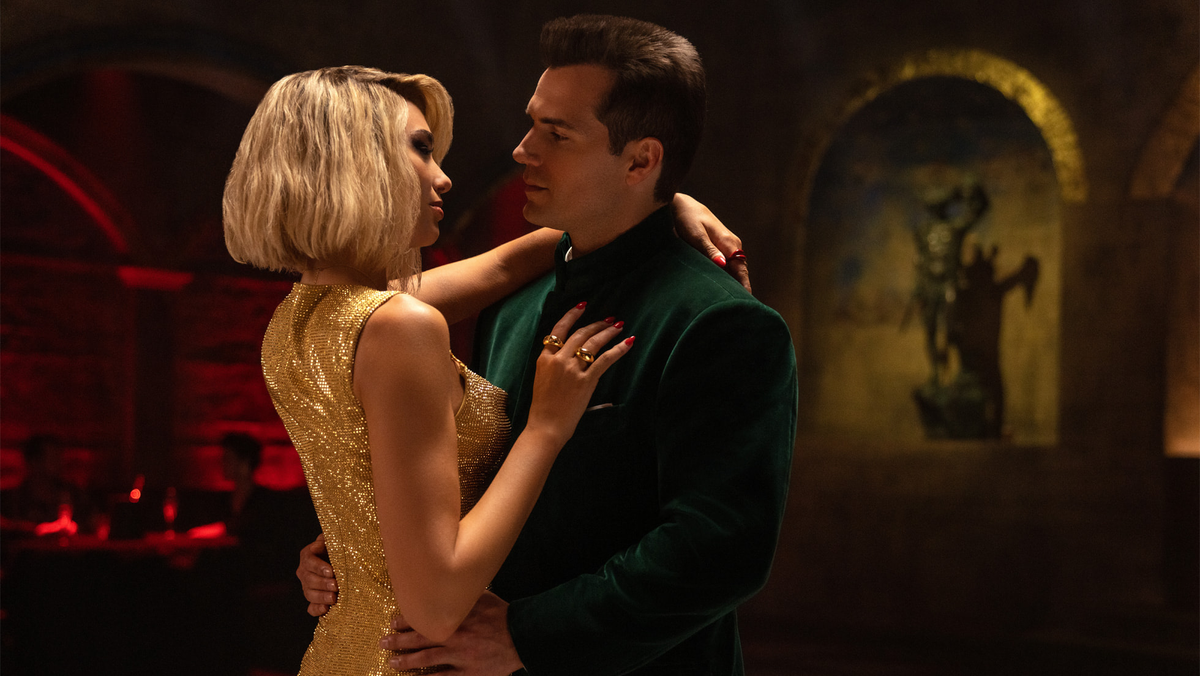 Dua Lipa con Henry Cavill en una de espías. Dua Lipa con Henry Cavill en una de espías.