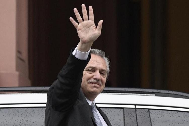 El Presidente firmó el temario del Congreso antes de partir a Israel.