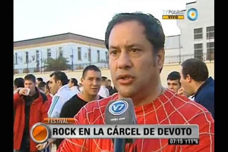 Víctor Hortel, el titular del Servicio Penitenciario Federal caracterizado como el Hombre Araña, en una entrevista con la TV Pública.