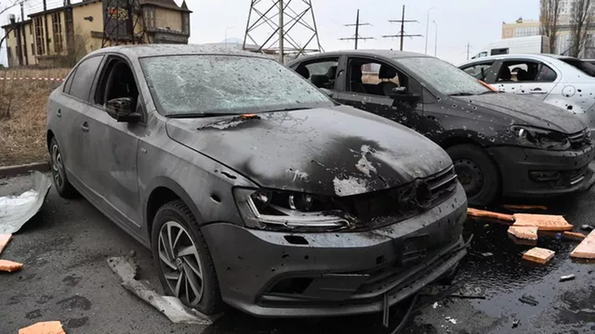 Autos carbonizados en Belgorod tras bombardeo ucraniano.