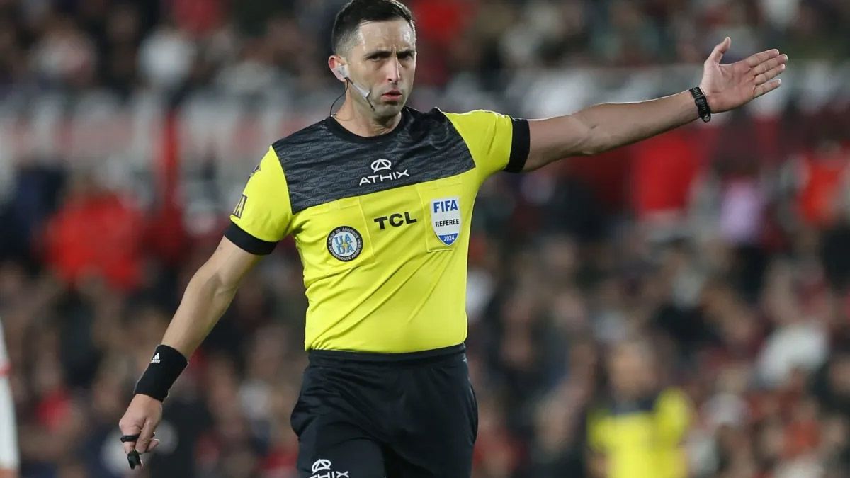 Claudio Chiqui Tapia castigó, ahora, al árbitro Nazareno Arasa tras su polémica actuación en el partido River y Gimnasia y Esgrima de La Plata. Claudio Chiqui Tapia castigó, ahora, al árbitro Nazareno Arasa tras su polémica actuación en el partido River y Gimnasia y Esgrima de La Plata.