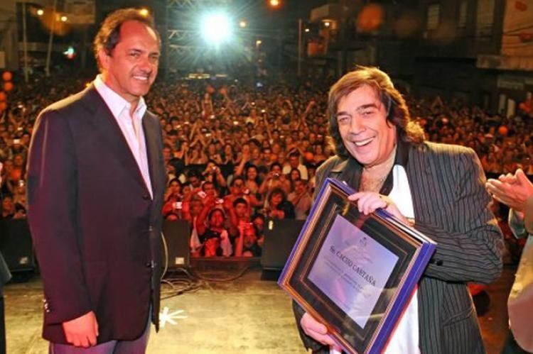 Amigos for ever: Daniel Scioli y Cacho Castaña, con Karina Rabolini como testigo.