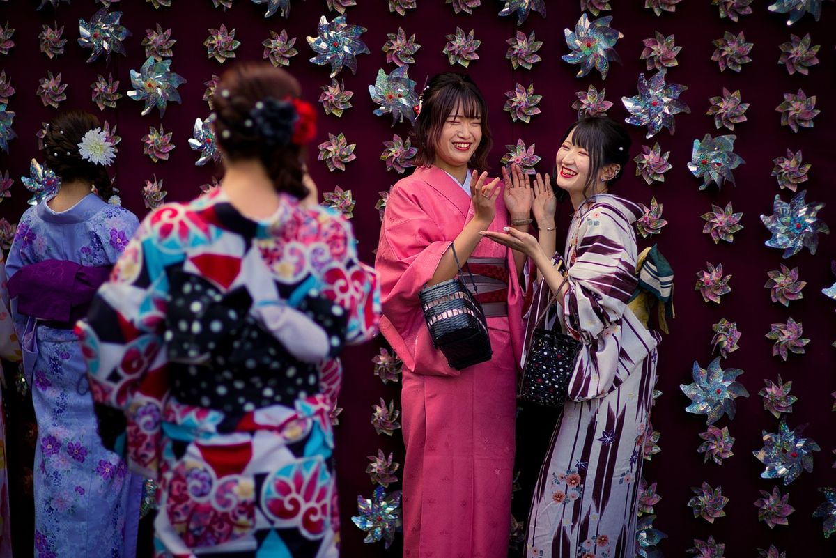 Mujeres con kimono tradicional caminan por los alrededores del Templo Sens-ji, en Asakusa, uno de los rincones más históricos y fotografiados de Tokio. Mujeres con kimono tradicional caminan por los alrededores del Templo Sens-ji, en Asakusa, uno de los rincones más históricos y fotografiados de Tokio.