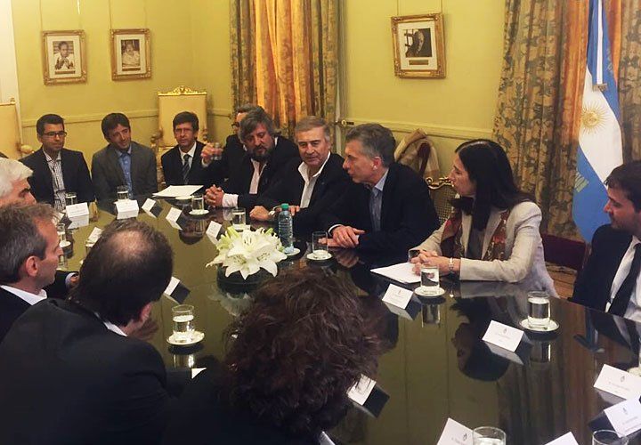 Mauricio Macri reunido con todos los protagonistas del futuro decreto.