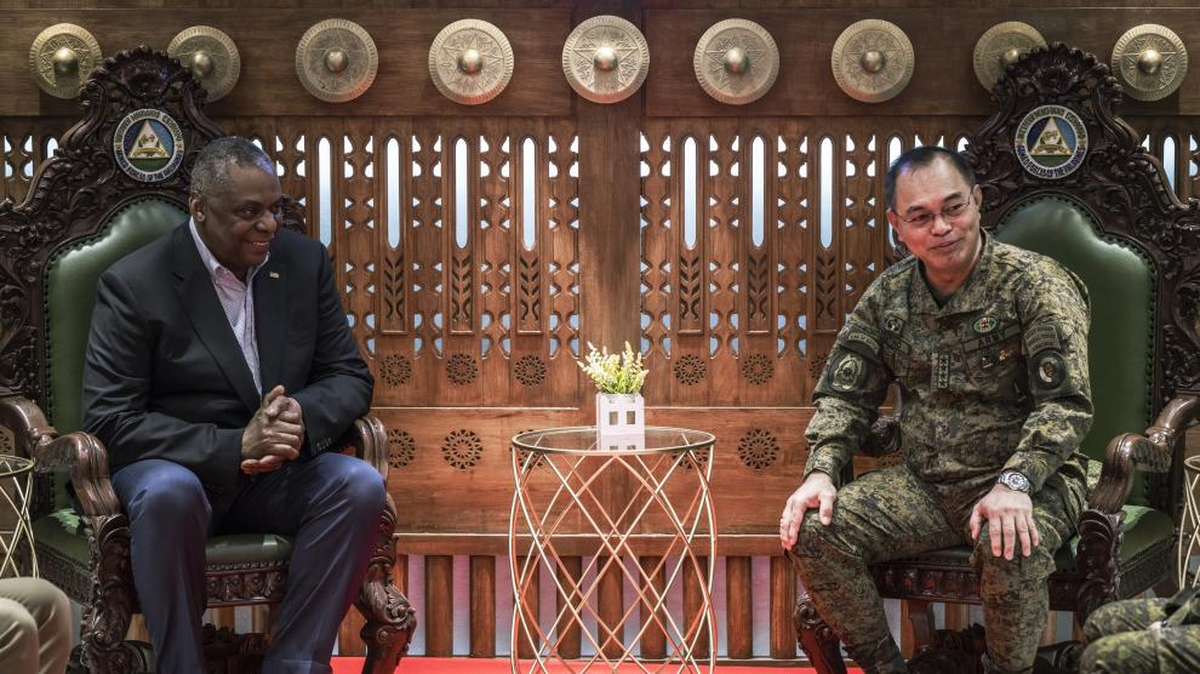 El Secretario de Defensa de EEUU Lloyd Austin con el jefe de Defensa filipino Carlito Galvez.