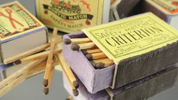 Alberto Fernández y CFK juegan con una caja de fósforos y un bidón. Alberto Fernández y CFK juegan con una caja de fósforos y un bidón.