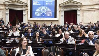 El bloque de UP celebra la aprobación del proyecto de financiamiento de universidades nacionales impulsado por la UCR (Foto: Diputados) El bloque de UP celebra la aprobación del proyecto de financiamiento de universidades nacionales impulsado por la UCR (Foto: Diputados)