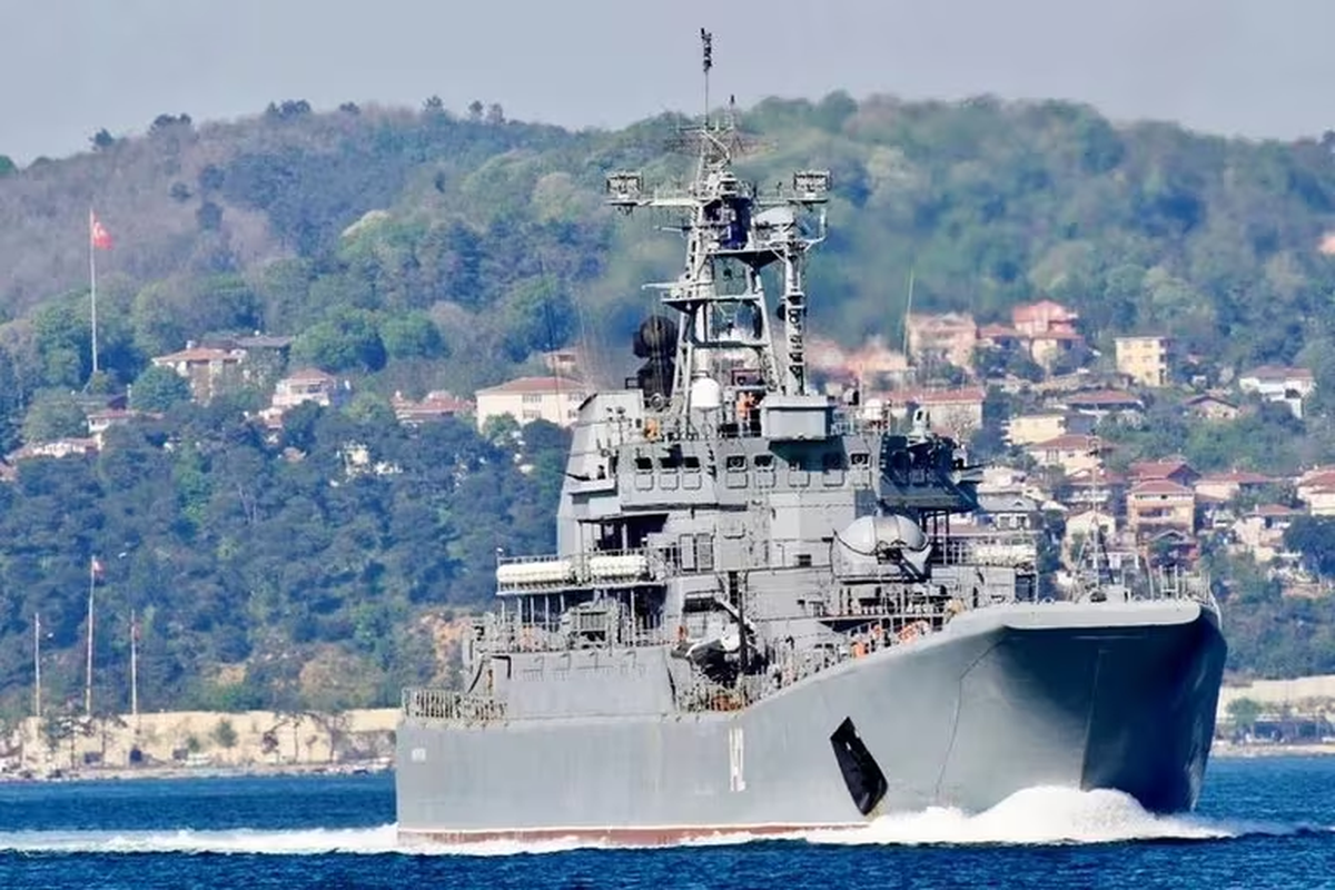El buque de desembarco de la Armada rusa Novocherkassk en el Bósforo, en Estambul, en 2021. Fue destruido hoy por un ataque ucraniano en Crimea (REUTERS/Yoruk Isik/Foto de archivo) El buque de desembarco de la Armada rusa Novocherkassk en el Bósforo, en Estambul, en 2021. Fue destruido hoy por un ataque ucraniano en Crimea (REUTERS/Yoruk Isik/Foto de archivo)