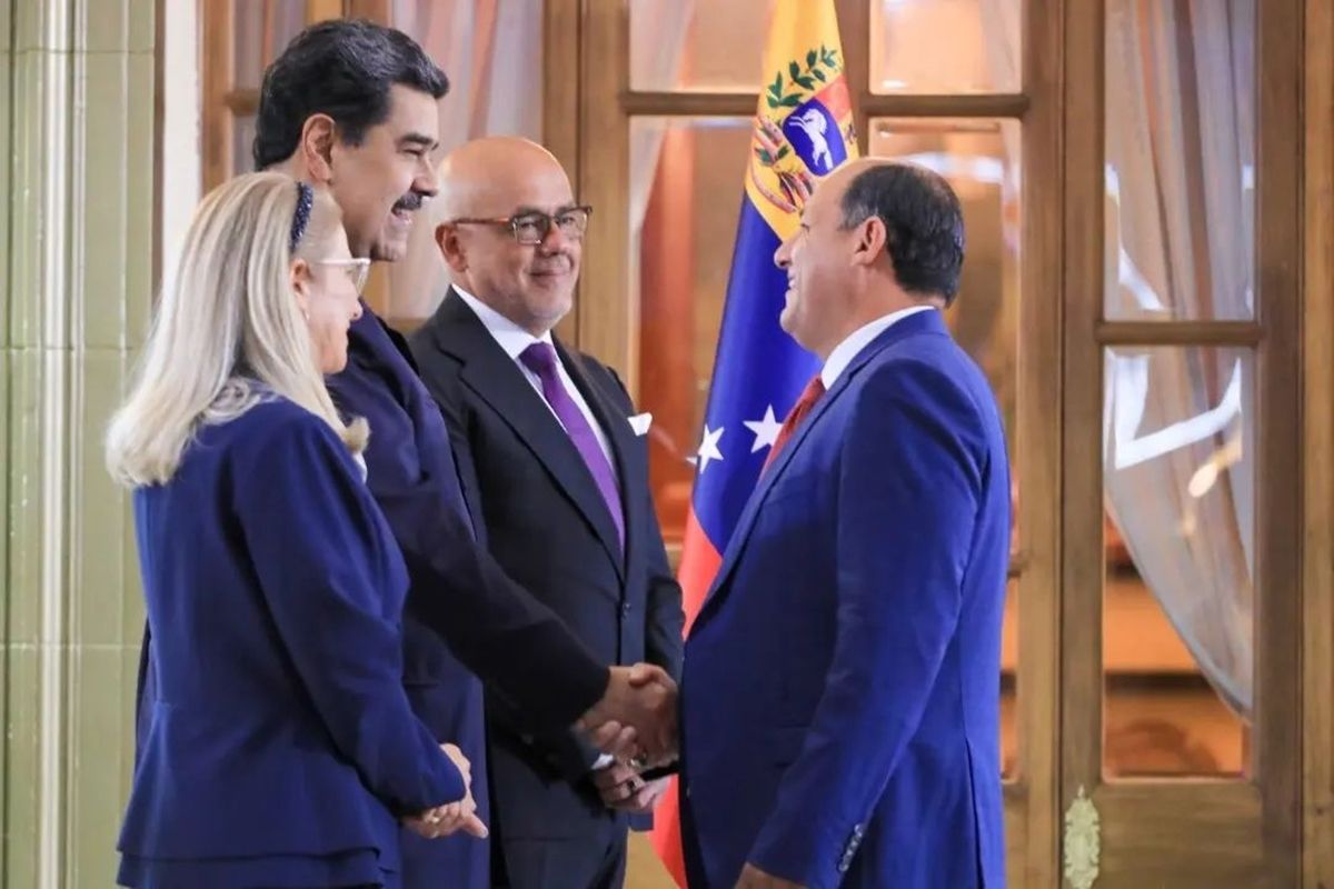 Hugbel Roa intentando agradar a Nicol&aacute;s Maduro y mujer, y Jorge Rodr&iacute;guez.