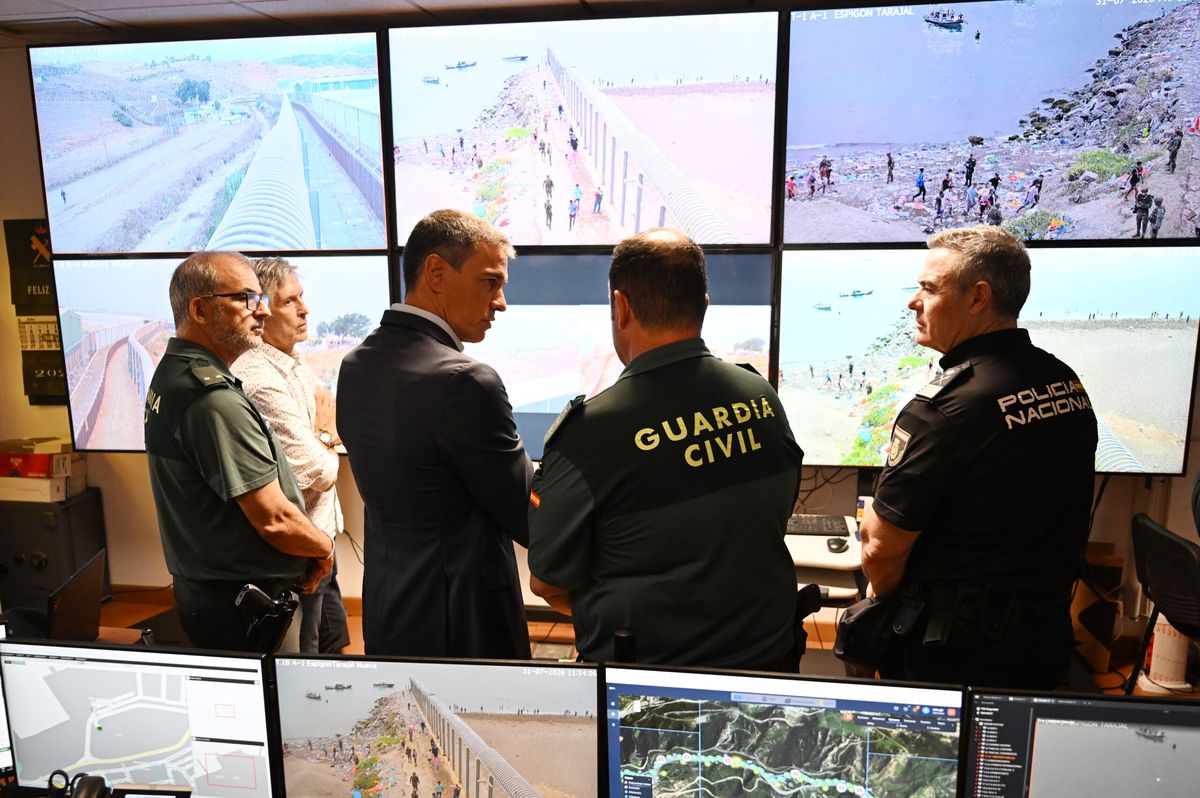 Pedro Sánchez observa junto a mandos de la Guardia Civil y la Policía Nacional las pantallas del centro de control que vigila la frontera, la costa y las principales playas de Ceuta. Pedro Sánchez observa junto a mandos de la Guardia Civil y la Policía Nacional las pantallas del centro de control que vigila la frontera, la costa y las principales playas de Ceuta.