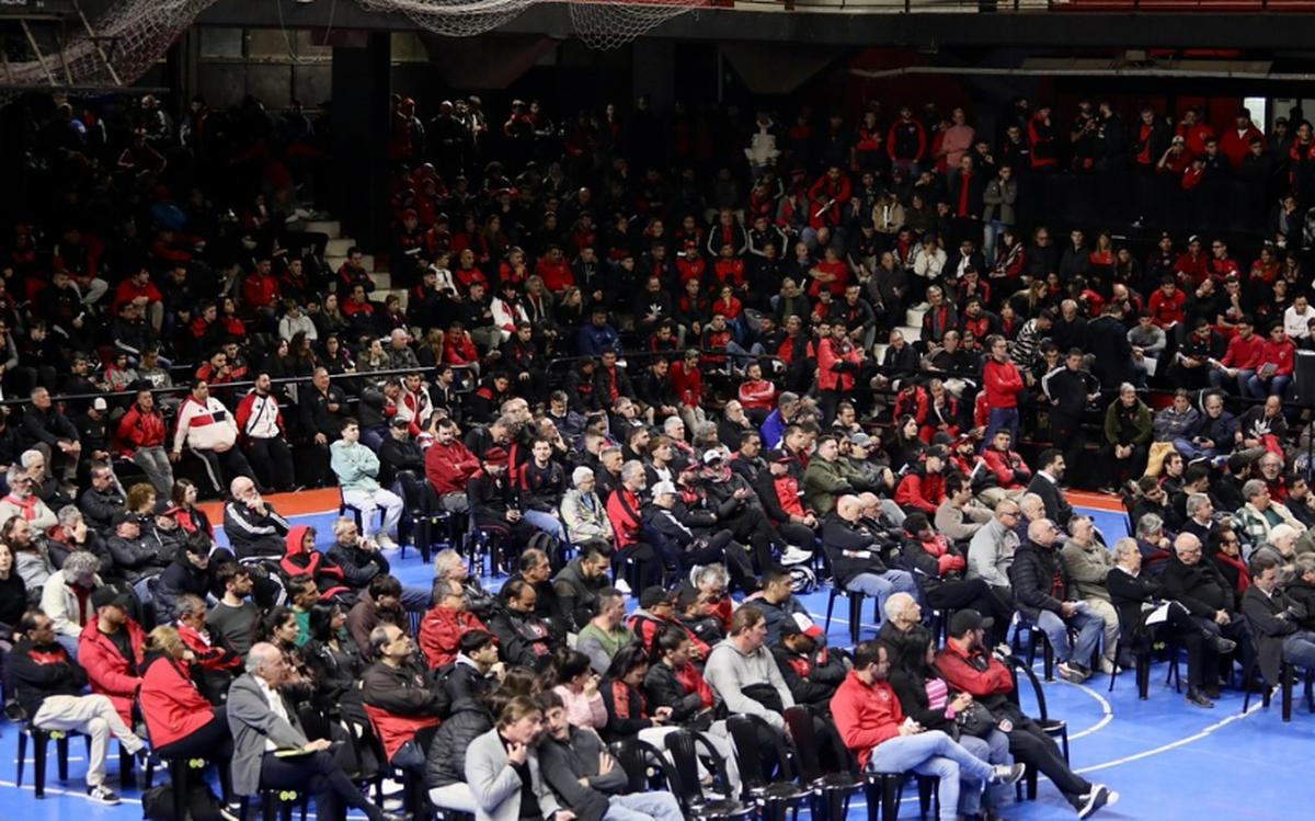 Asamblea de Socios en Newell's, que terminó con disturbios. Foto: Prensa Newell's. Asamblea de Socios en Newell's, que terminó con disturbios. Foto: Prensa Newell's.