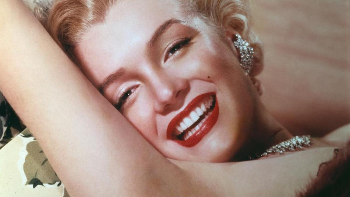 Antes de ser una estrella de Hollywood, Marilyn Monroe luchaba con las deudas y con los problemas económicos. Aceptar posar desnuda fue una decisión desesperada, aunque arriesgada. Antes de ser una estrella de Hollywood, Marilyn Monroe luchaba con las deudas y con los problemas económicos. Aceptar posar desnuda fue una decisión desesperada, aunque arriesgada.