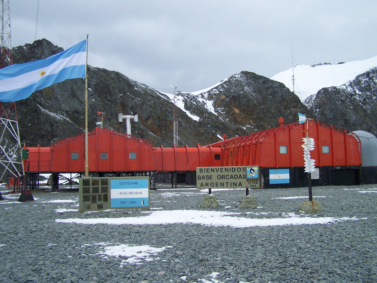 Base Conjunta Antártica Orcadas Argentina, una de las 5 permanentes.