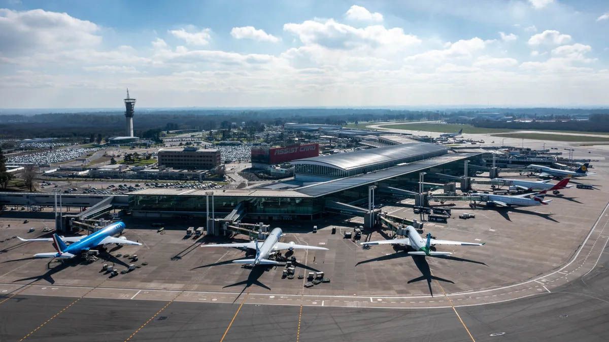 Aerolíneas Argentinas informó que mantendrá la programación de los vuelos internacionales durante las obras de remodelación de la pista de Ezeiza. Aerolíneas Argentinas informó que mantendrá la programación de los vuelos internacionales durante las obras de remodelación de la pista de Ezeiza.