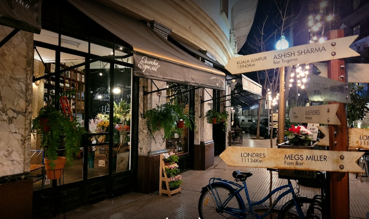 La fachada exterior similar a una florería oculta el bar.