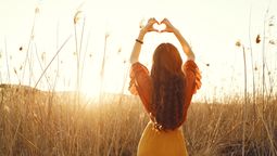 Aumenta la felicidad practicando la gratitud: 5 ideas para que comiences a hacerlo / Imagen de prostooleh en Freepik. Aumenta la felicidad practicando la gratitud: 5 ideas para que comiences a hacerlo / Imagen de prostooleh en Freepik.