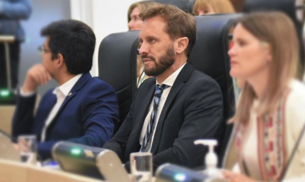 Martín Rosua (centro) uno de los legisladores que impulsó la idea de armar una agencia antilavado