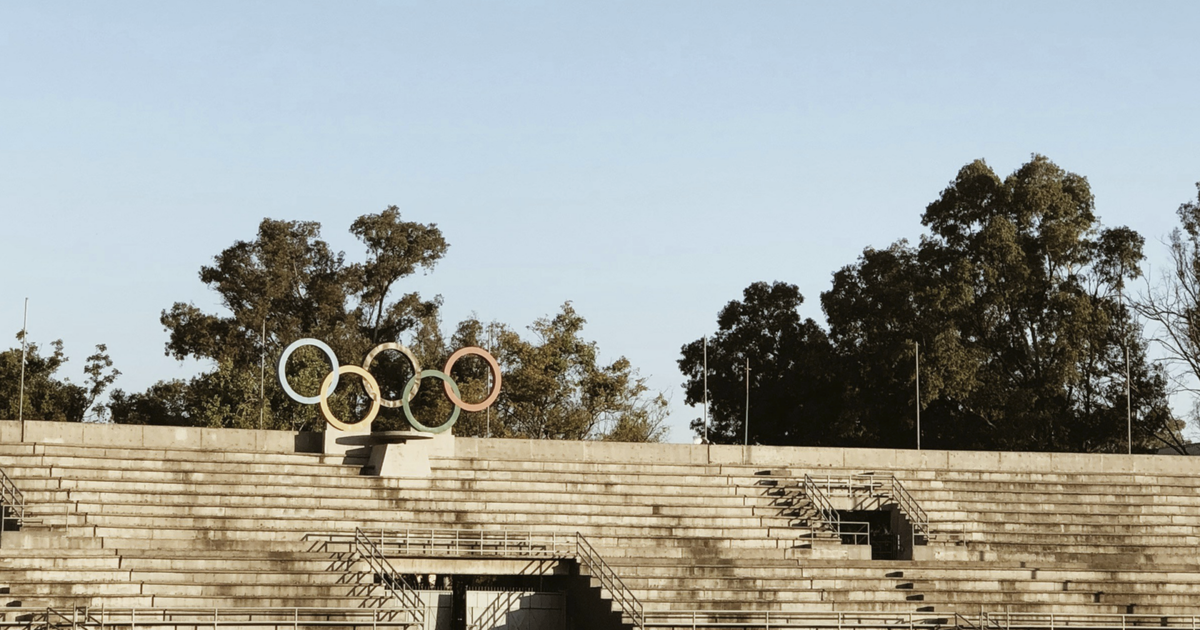 Muchos Elefantes Blancos. Muchos Elefantes Blancos.