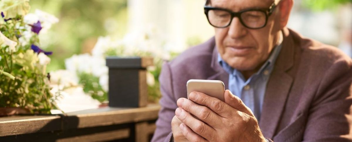 Adultos mayores que conocieron los primeros avances tecnológicos después de su infancia afrontan un desafío cognitivo. Adultos mayores que conocieron los primeros avances tecnológicos después de su infancia afrontan un desafío cognitivo.