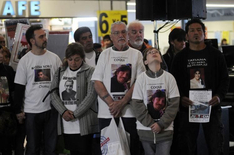 22/08/2012: Familiares de las victimas del accidente ferroviario de la estacion Once realizan un acto al cumplirse seis meses de la tragedia. Foto NA: Hugo Villalobos.