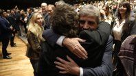 El abrazo (para la foto) de Javier Milei y Luis Caputo, bajo la atenta mirada de Karina... El abrazo (para la foto) de Javier Milei y Luis Caputo, bajo la atenta mirada de Karina...
