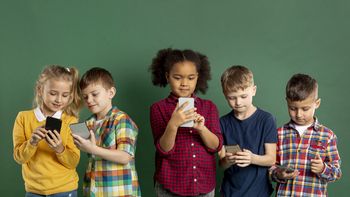 Alerta mundial por lo que los teléfonos inteligentes le hacen a la salud mental de los niños, según científicos. Alerta mundial por lo que los teléfonos inteligentes le hacen a la salud mental de los niños, según científicos.