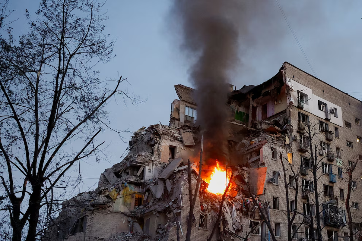 El humo se eleva desde un edificio de apartamentos dañado durante los ataques con misiles y drones rusos de la noche anterior, en el marco de la invasión rusa de Ucrania, en Kiev (Ucrania), el 2 de julio de 2026 (REUTERS/Valentyn Ogirenko) El humo se eleva desde un edificio de apartamentos dañado durante los ataques con misiles y drones rusos de la noche anterior, en el marco de la invasión rusa de Ucrania, en Kiev (Ucrania), el 2 de julio de 2026 (REUTERS/Valentyn Ogirenko)