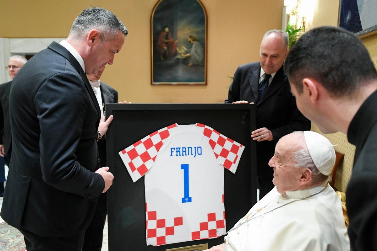 El papa Francisco al recibir a jugadores de fútbol de croatas en el Vaticano. El papa Francisco al recibir a jugadores de fútbol de croatas en el Vaticano.