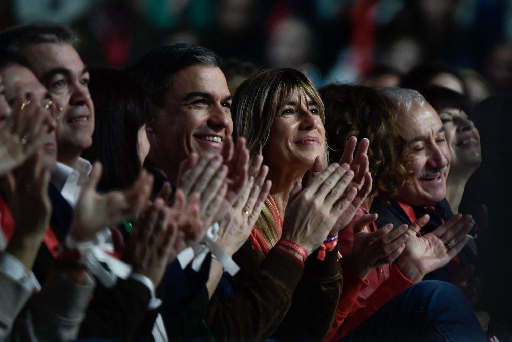 Pedro Sánchez y Begoña Gómez, cuya supuesta candidatura fue desmentida por el PSOE tras las versiones que la vinculaban con un aforamiento.