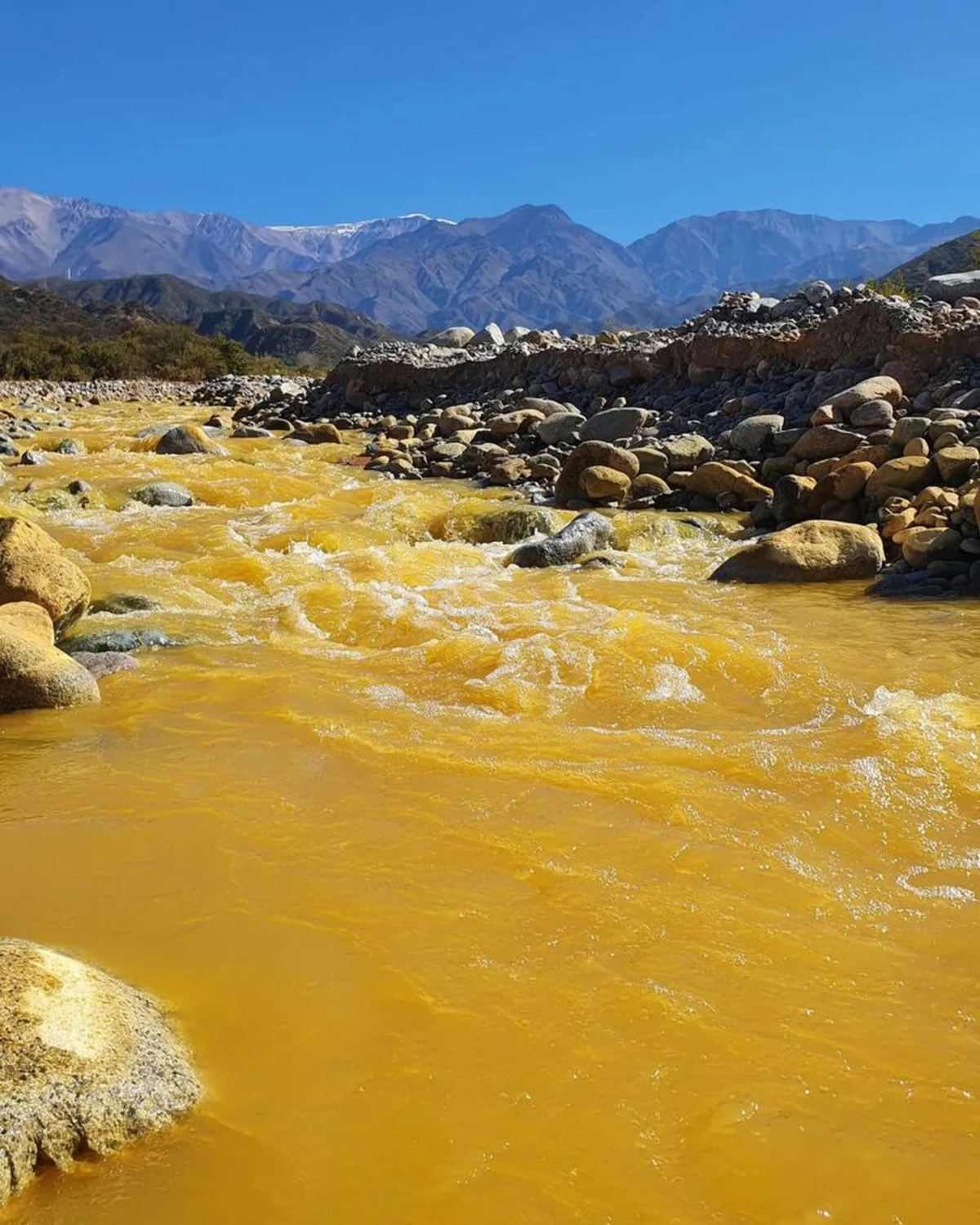 Un río de oro en Argentina que enamora a todos. (Foto: Diario El Sureño/El Planeta Urbano). Un río de oro en Argentina que enamora a todos. (Foto: Diario El Sureño/El Planeta Urbano).