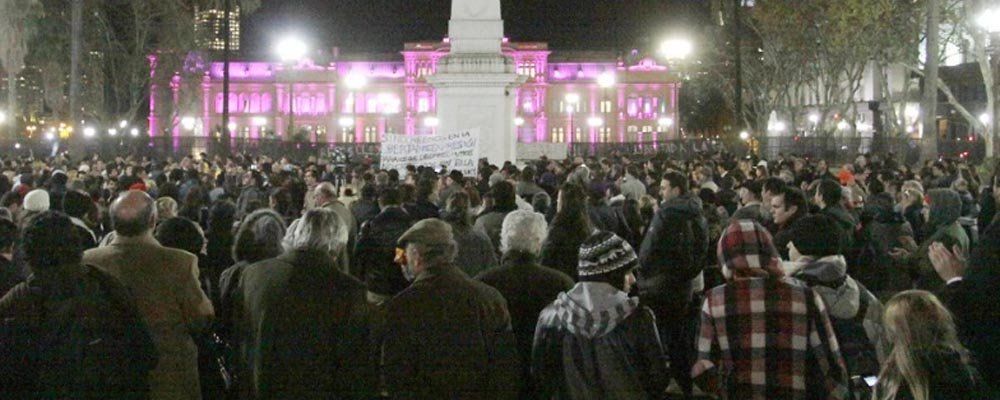 El cacerolazo en Plaza de Mayo este jueves (07/06) por la noche. (Foto: Agencia DYN)