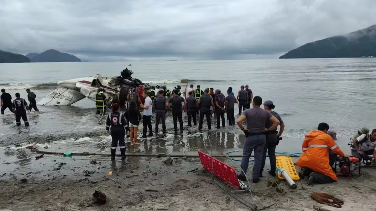 La avioneta se estrelló en plena rambla en una playa de San Pablo, Brasil. La avioneta se estrelló en plena rambla en una playa de San Pablo, Brasil.
