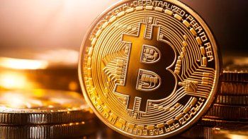 Bitcoin resurge. Bitcoin resurge.