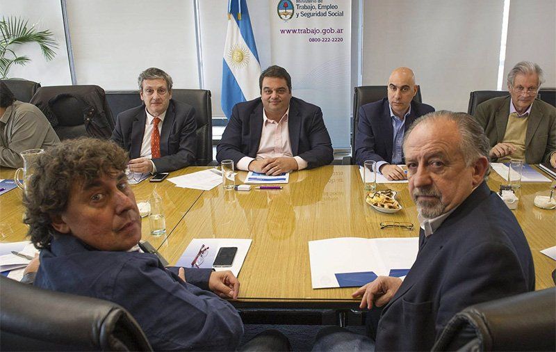 Pablo Micheli y Hugo Yasky cuando fueron recibidos por el ministro de Trabajo, Jorge Triaca. Foto: NA.