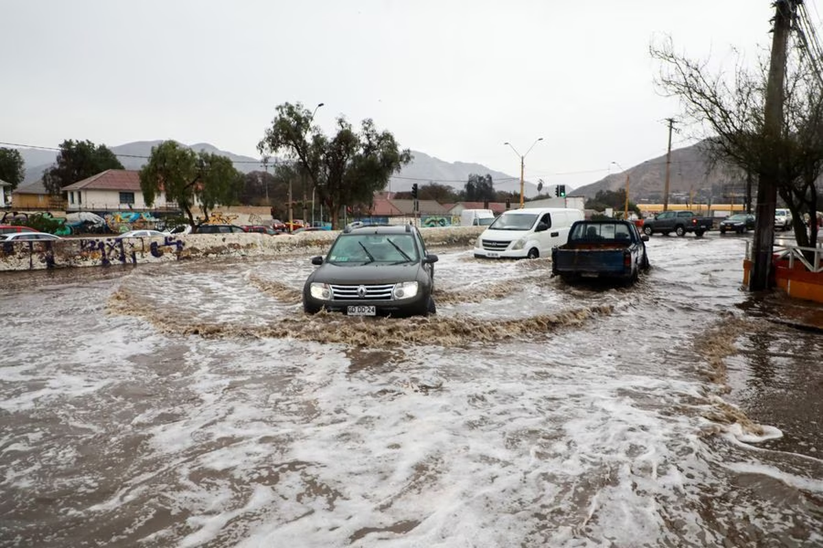 Intensas lluvias han alterado el normal desplazamiento vehicular en varias ciudades de Chile
