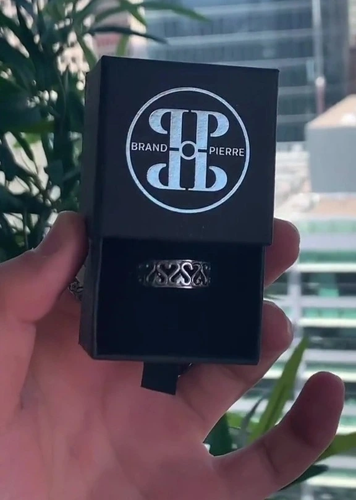 Woodward y su marca de joyas.