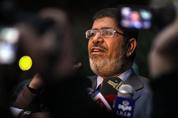 Mohamed Mursi no ha querido esperar a que la popularidad cosechada con su exitosa mediación en el conflicto de Gaza se desgastara. Cuando aún no habían pasado ni 24 horas del anuncio del alto el fuego entre Hamás e Israel, el Presidente egipcio anunció un