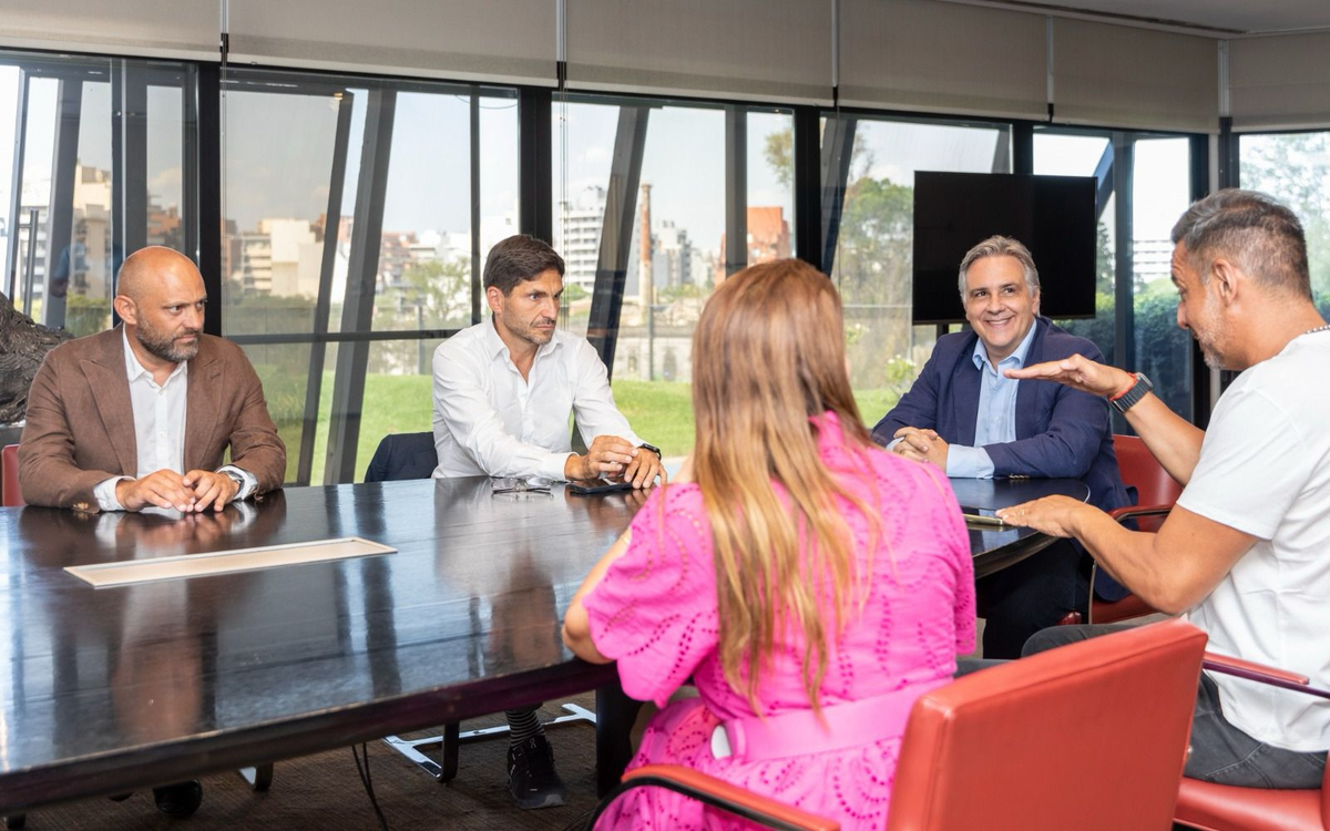 Mesa de diálogo con el agro como foco. Mesa de diálogo con el agro como foco.
