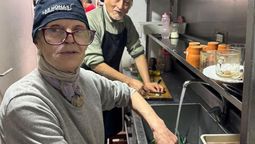 Jubilados cocinan y atienden las mesas en el restorán Las Nonas Ramona Petrona, de Villa Crespo, donde se prioriza la contratación de adultos mayores, por su responsabilidad y compromiso. Jubilados cocinan y atienden las mesas en el restorán Las Nonas Ramona Petrona, de Villa Crespo, donde se prioriza la contratación de adultos mayores, por su responsabilidad y compromiso.