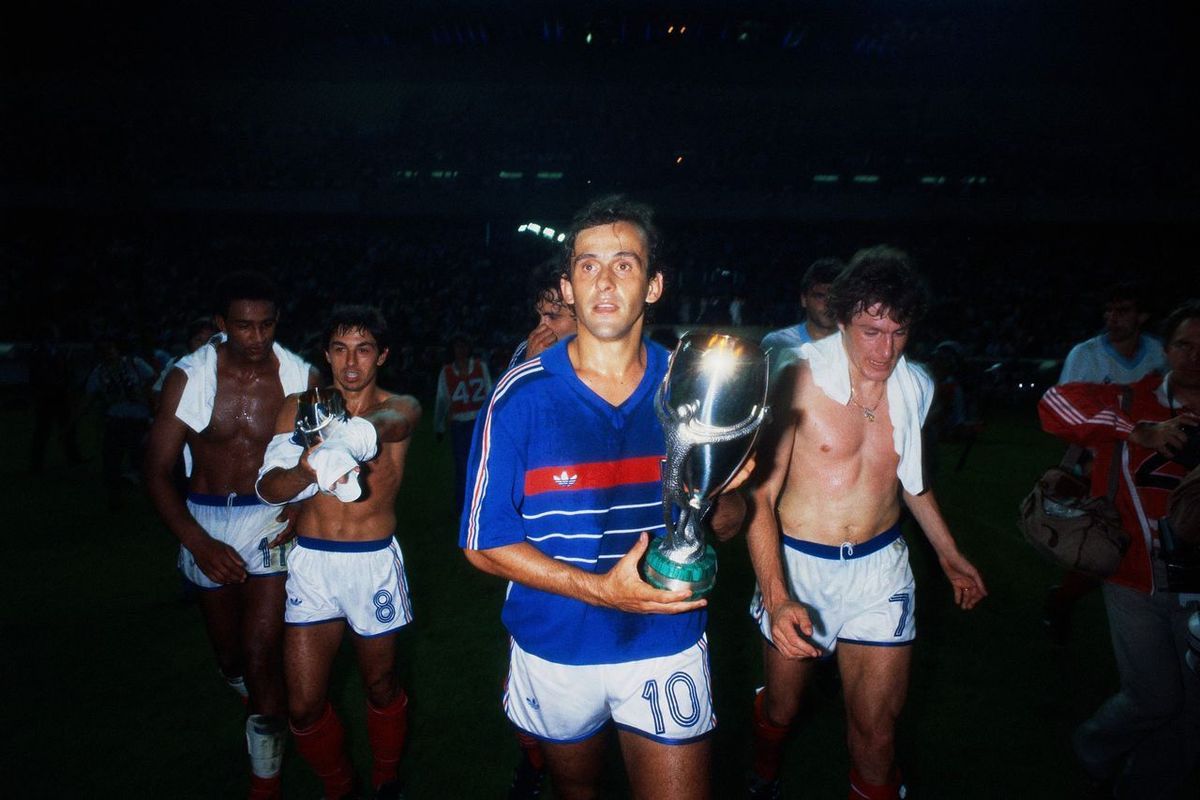 Platini con el trofeo de la Finalissima en sus manos, luego de vencer a Uruguay. Platini con el trofeo de la Finalissima en sus manos, luego de vencer a Uruguay.