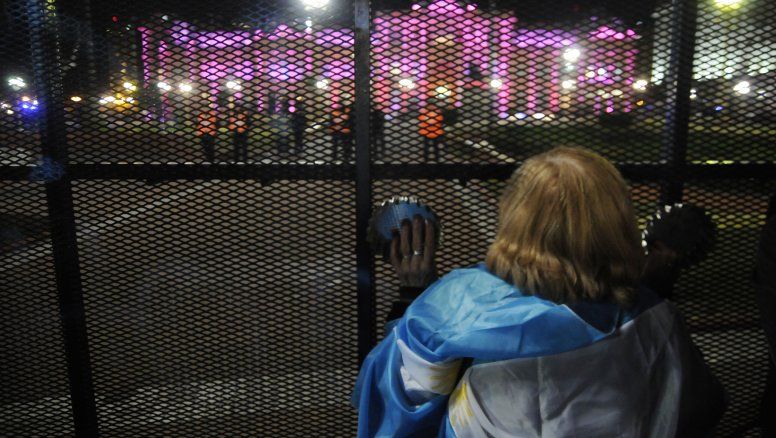 Encuesta histórica: 10% satisfecho, gasto, emisión, impuestos y reformas ya