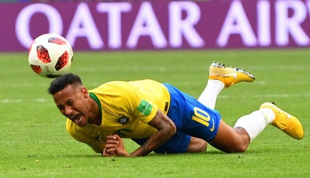 A veces Neymar Jr. juega, a veces hace teatro.